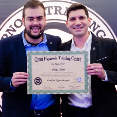 Diego Ayres recebendo certificado de Hipnoterapeuta OMNI
